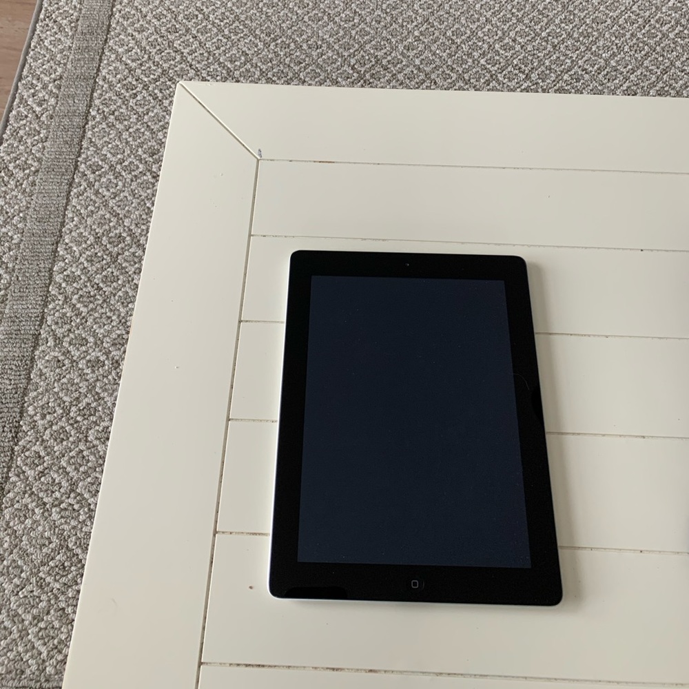 Apple iPad second generation (looks brand new barely used)